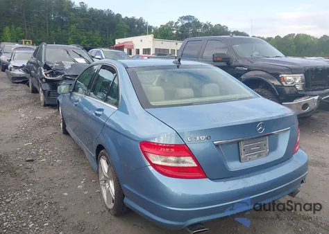 2010 Mercedes-Benz C 300 Luxury/Sport из США, поврежденный, VIN WDDGF5EB8AR095480